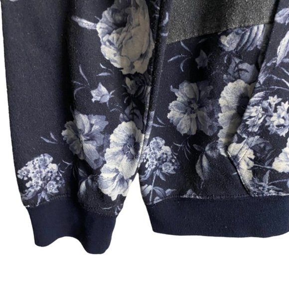 NBA Women's Cleveland Cavilers Gray Floral Crewneck Sweatshirt - Picture 4 of 8